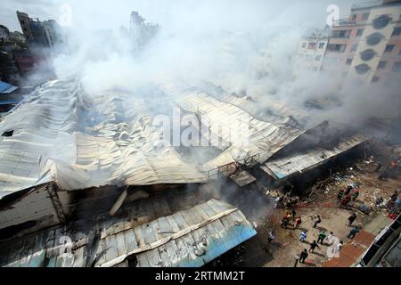 Dhaka, Bangladesh. 13 septembre 2023. Le marché Mohammadpur Krishi, le feu a éclaté, abritait environ 350 petits, moyens et grands magasins. Une grande partie de cet espace a été réduite en cendres en raison de l'intensité des flammes. Le 14 septembre 2023 à Dhaka, Bangladesh. Photo de Habibur Rahman/ABACAPRESS.COM crédit : Abaca Press/Alamy Live News Banque D'Images