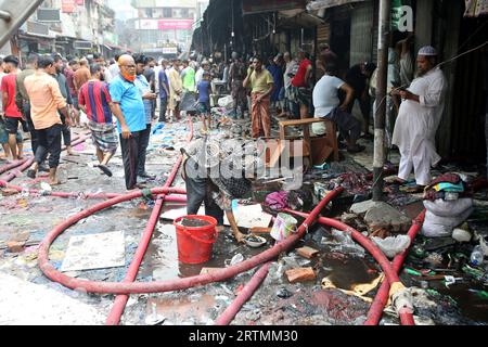 Dhaka, Bangladesh. 13 septembre 2023. Le marché Mohammadpur Krishi, le feu a éclaté, abritait environ 350 petits, moyens et grands magasins. Une grande partie de cet espace a été réduite en cendres en raison de l'intensité des flammes. Le 14 septembre 2023 à Dhaka, Bangladesh. Photo de Habibur Rahman/ABACAPRESS.COM crédit : Abaca Press/Alamy Live News Banque D'Images