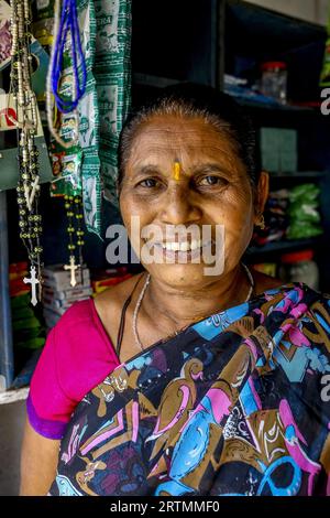 Christian Adivasi propriétaire de magasin à Dediapada, Gujarat, Inde Banque D'Images