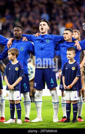 DECLAN RICE, PHIL FODEN et MARC GUEHI chantent God save the King comme hymne national de l'équipe nationale anglaise de football Banque D'Images