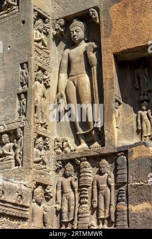 Grottes d'Ajanta, un site du patrimoine mondial de l'UNESCO dans le Maharashtra, en Inde. Statues sur le porche de la façade d'entrée de la grotte 19 Banque D'Images