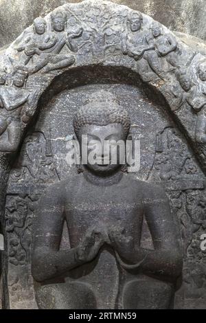 Grottes d'Ellora, un site du patrimoine mondial de l'UNESCO dans le Maharashtra, en Inde. Cave 10. Enseignant Bouddha, assis dans la bhadrasana pose sur un trône de lion. Banque D'Images