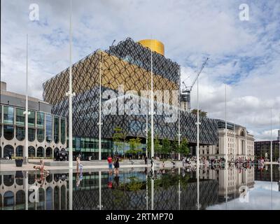 Centenaire Square, Birmingham, Royaume-Uni ; réflexions de la Bibliothèque de Birmingham et Baskerville House dans une piscine ornementale peu profonde. Banque D'Images