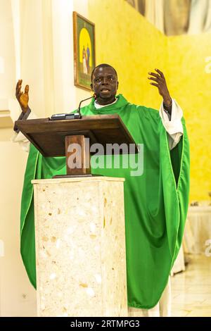 Messe du dimanche dans la basilique notre Dame de la Delivrance, Keur Moussa, Sénégal. Banque D'Images