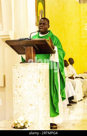 Messe du dimanche dans la basilique notre Dame de la Delivrance, Keur Moussa, Sénégal. Banque D'Images