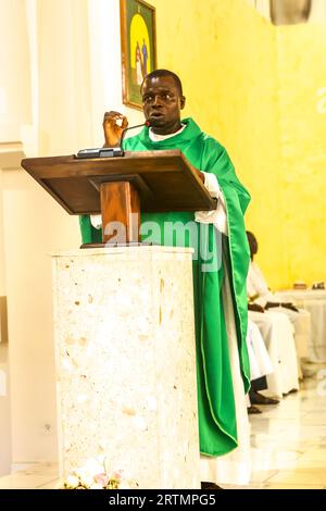 Messe du dimanche dans la basilique notre Dame de la Delivrance, Keur Moussa, Sénégal. Banque D'Images