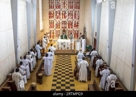 Prière du matin à l'abbaye bénédictine de Keur Moussa, Keur Moussa, Sénégal. Banque D'Images