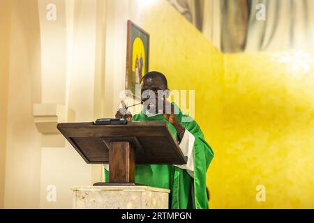 Messe du dimanche dans la basilique notre Dame de la Delivrance, Keur Moussa, Sénégal. Banque D'Images