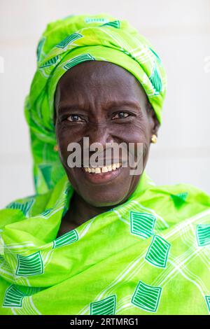 Femme musulmane sénégalaise souriante à Fatick, Sénégal Banque D'Images