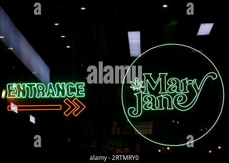 Une vue détaillée de la sortie de cannabis Patpong Pharma. Le tristement célèbre quartier de divertissement rouge de Bangkok, Patpong. Bangkok. Thaïlande. Banque D'Images