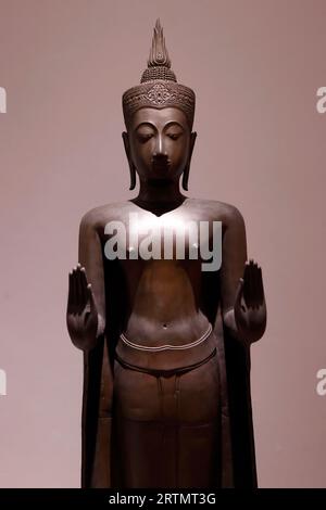 Musée national de Bangkok. Image de Bouddha dans les regalia royales, levant les deux mains dans Abhaya mudra. Ayutthaya. 16 e siècle. Thaïlande. Banque D'Images