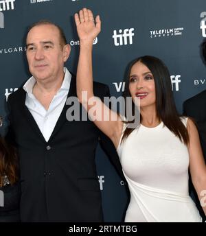 Toronto, Canada. 13 septembre 2023. Salma Hayek (droite) fait signe aux fans alors qu'elle et son mari François-Henri Pinault arrivent pour la première de 'El Sabor de la Navidad' au Royal Alexandra Theatre pendant le Festival international du film de Toronto à Toronto, Canada, le mercredi 13 septembre 2023. Photo de Chris Chew/UPI crédit : UPI/Alamy Live News Banque D'Images