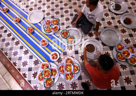 Iftar (dîner du Ramadan brisant le jeûne de la journée) à la mosquée de Saigon. Vietnam. Banque D'Images