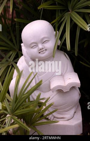 Monastère zen Linh Chieu. Jeune moine bouddhiste dans le jardin. Statue de marbre. Vung Tau. Vietnam. Banque D'Images