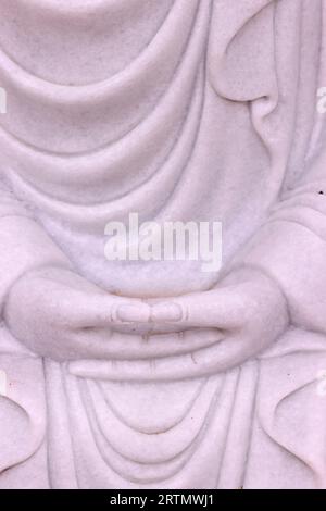 Temple bouddhiste. Statue de Bouddha en marbre dans le jardin. Gros plan sur les mains. Méditation. Vung Tau. Vietnam. Banque D'Images