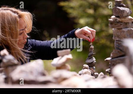 Gros plan sur cairn, pyramide lapidée, panneau de mémoire touristique sur le chemin de montagne. Banque D'Images