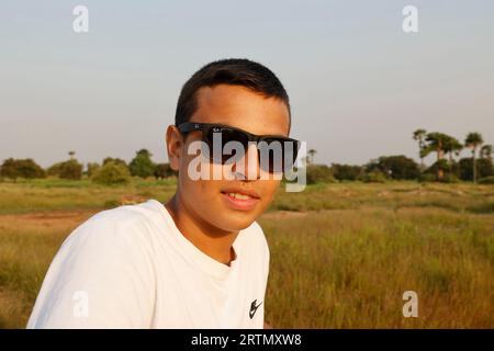 Jeune homme portant des lunettes de soleil au Sénégal Banque D'Images