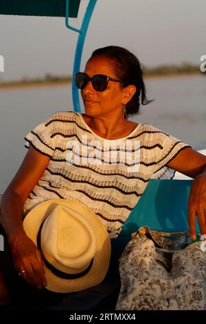 Femme sur un bateau naviguant dans le delta du fleuve Saloum, Sénégal Banque D'Images