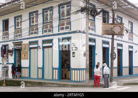 Scène de rue dans le village de Filandia dans la région de Quindio en Colombie. Banque D'Images