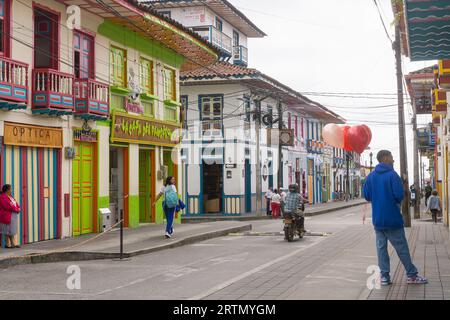 Scène de rue dans le village de Filandia dans la région de Quindio en Colombie. Banque D'Images