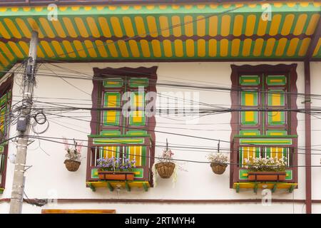 Détail d'un bâtiment colonial coloré à Filandia (Quindio) dans la région du café en Colombie. Banque D'Images