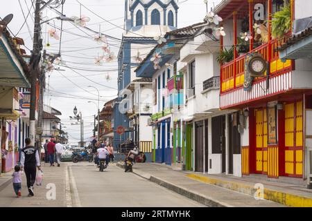 Scène de rue dans le village de Filandia dans la région de Quindio en Colombie. Banque D'Images