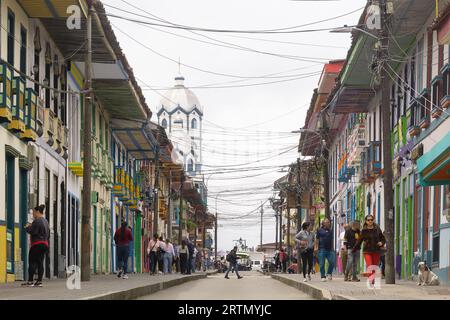 Scène de rue dans le village de Filandia dans la région de Quindio en Colombie. Banque D'Images