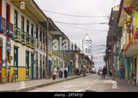 Scène de rue dans le village de Filandia dans la région de Quindio en Colombie. Banque D'Images