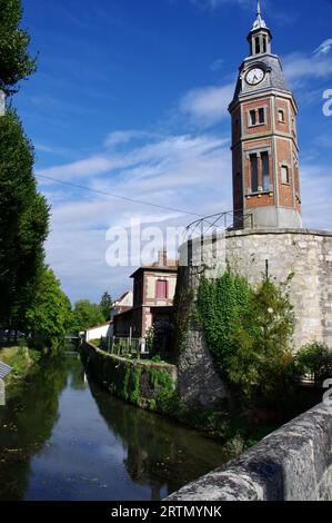 Le beffroi (le beffroi), tour du 12e siècle jouxtant la rivière Grand Morin, restaurée en 1876. Crécy-la-Chapelle, France Banque D'Images