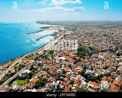Vue aérienne drone d'Istanbul, Turquie. Détroit du Bosphore avec plusieurs bateaux flottants, port maritime, plusieurs bâtiments Banque D'Images