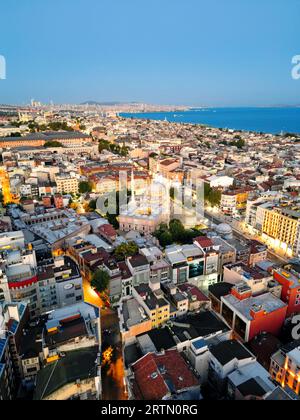 Vue aérienne drone d'Istanbul au coucher du soleil, Turquie. Plusieurs bâtiments résidentiels et mosquée, veilleuses, détroit du Bosphore au loin Banque D'Images
