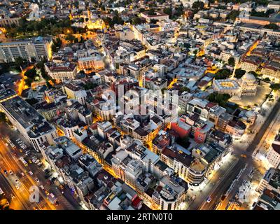 Vue aérienne drone d'Istanbul au coucher du soleil, Turquie. Plusieurs bâtiments résidentiels et mosquées, veilleuses Banque D'Images