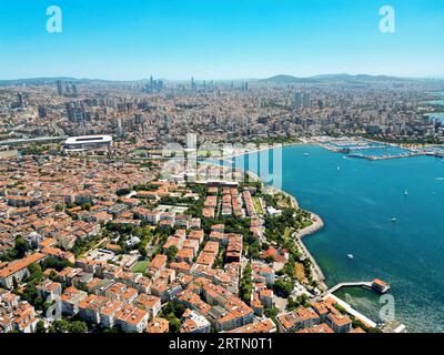 Vue aérienne drone d'Istanbul, Turquie. Détroit du Bosphore, port maritime, bâtiments multiples, collines en arrière-plan Banque D'Images