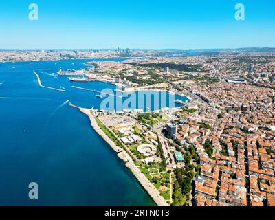 Vue aérienne drone d'Istanbul, Turquie. Détroit du Bosphore, port maritime, bâtiments multiples, centre-ville en arrière-plan Banque D'Images