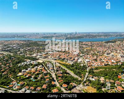 Vue aérienne drone d'Istanbul, Turquie. Quartier résidentiel avec plusieurs bâtiments résidentiels et de verdure, voie navigable de la Corne d'Or, centre-ville sur la ba Banque D'Images