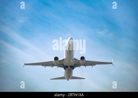 Boeing 737 de TUI Airways au départ en route pour emmener les vacanciers en vacances Banque D'Images