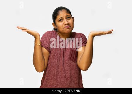 Un portrait rapproché d'une femme avec une mauvaise expression faciale et sa main grande ouverte. Elle regarde la caméra avec la bouche ouverte et les yeux larges. Banque D'Images