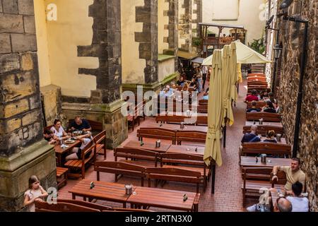 PRAGUE, TCHÉQUIE - 10 JUILLET 2020 : espace extérieur du pub U Pinkasu à Prague, République tchèque Banque D'Images