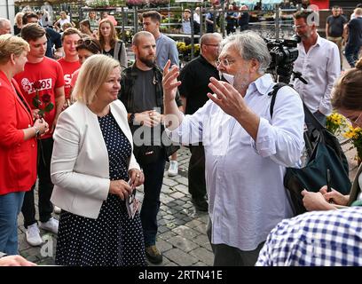 Actualités Bilder des Tages 13.09.2023, xpsx, Lokal Hanau Nancy Faeser auf dem Wochenmarkt v.l. Nancy Faeser Bundesministerin des Innern und für Heimat von Deutschland, Hanau Hessen Deutschland DEU *** 13 09 2023, xpsx, local Hanau Nancy Faeser au marché hebdomadaire v l Nancy Faeser Ministre fédéral de l'intérieur et des Affaires intérieures de l'Allemagne, Hanau Hesse Allemagne DEU Banque D'Images