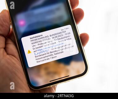 Bonn, Allemagne. 14 septembre 2023. L'alarme de test est affichée sur un smartphone dans le cadre de la journée d'alerte pour tester les systèmes d'alerte. Avec la journée d'alerte nationale, l'autorité veut savoir combien de personnes un avertissement de danger atteindrait en cas d'urgence. Crédit : Thomas Banneyer/dpa/Alamy Live News Banque D'Images
