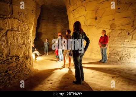 Se cachant à environ 30 mètres sous terre pendant la Seconde Guerre mondiale, les habitants de Maastricht utilisaient en fait les grottes de Zonneberg comme abri. Banque D'Images