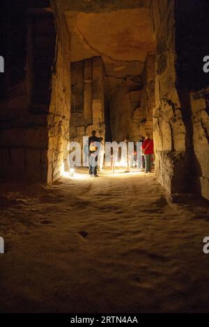 Se cachant à environ 30 mètres sous terre pendant la Seconde Guerre mondiale, les habitants de Maastricht utilisaient en fait les grottes de Zonneberg comme abri. Banque D'Images