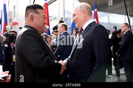 Der russische Praesident Wladimir Poutine Hat am 13.09.2023 den nordkoreanischen Staatschef Kim Jong-un am neuen russischen Weltraumbahnhof von Wostotschny in Sibirien empfangen. Avec PeopleÕs Kim Jong-un, président des affaires d'État de la République démocratique de Corée, avant une visite conjointe au cosmodrome de Vostochny. Foto:le Kremlin Moscou via SVEN SIMON Fotoagentur GmbH & Co. Pressefoto KG *** le président russe Vladimir Poutine a reçu le dirigeant nord-coréen Kim Jong un au nouveau port spatial russe de Vostochny en Sibérie le 1 Banque D'Images