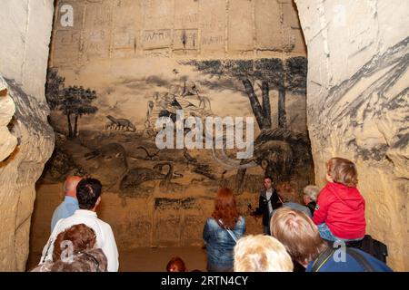 Se cachant à environ 30 mètres sous terre pendant la Seconde Guerre mondiale, les habitants de Maastricht utilisaient en fait les grottes de Zonneberg comme abri. Banque D'Images