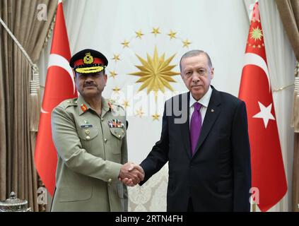 Le président Recep Tayyip Erdogan reçoit le commandant des forces terrestres pakistanaises, Syed Asim munir le président turc Recep Tayyip Erdogan reçoit le commandant des forces terrestres pakistanaises, Syed Asim munir, au complexe présidentiel de la capitale Ankara, Turkiye, le 13 septembre 2023. Photo de Recep Tayyip Erdogan Office apaimages. Istanbul Istanbul Turquie 130923 TURKIYE TPO 00 Copyright : xapaimagesxRecepxTayyipxErdoganxOfficexapaïmagesx Banque D'Images