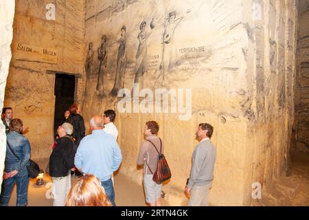 Se cachant à environ 30 mètres sous terre pendant la Seconde Guerre mondiale, les habitants de Maastricht utilisaient en fait les grottes de Zonneberg comme abri. Banque D'Images