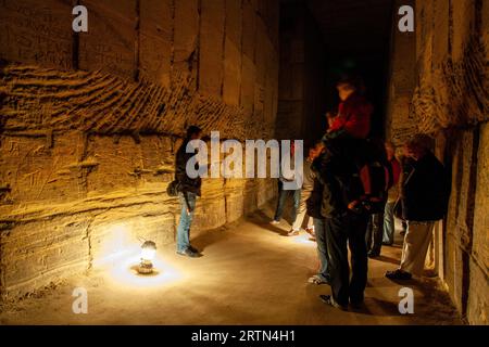 Se cachant à environ 30 mètres sous terre pendant la Seconde Guerre mondiale, les habitants de Maastricht utilisaient en fait les grottes de Zonneberg comme abri. Banque D'Images