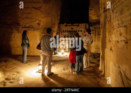 Se cachant à environ 30 mètres sous terre pendant la Seconde Guerre mondiale, les habitants de Maastricht utilisaient en fait les grottes de Zonneberg comme abri. Banque D'Images