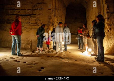 Se cachant à environ 30 mètres sous terre pendant la Seconde Guerre mondiale, les habitants de Maastricht utilisaient en fait les grottes de Zonneberg comme abri. Banque D'Images