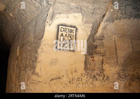 Se cachant à environ 30 mètres sous terre pendant la Seconde Guerre mondiale, les habitants de Maastricht utilisaient en fait les grottes de Zonneberg comme abri. Banque D'Images